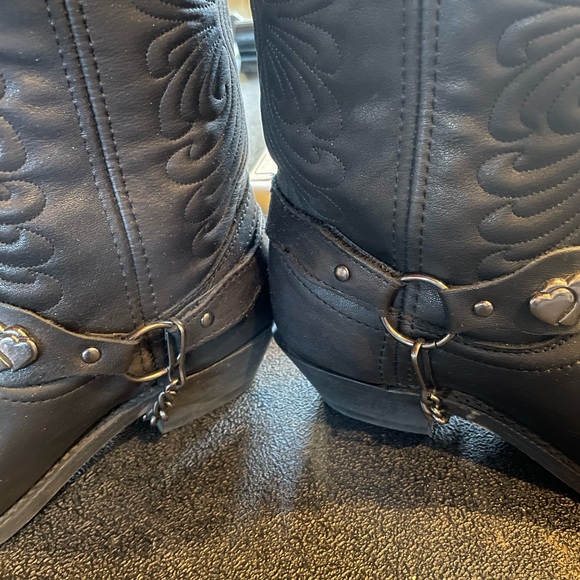 Black western cowgirl boots with heart chain harness details - Picture 8 of 12